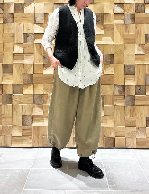 02 オフホワイト/36size：スタッフ159㎝