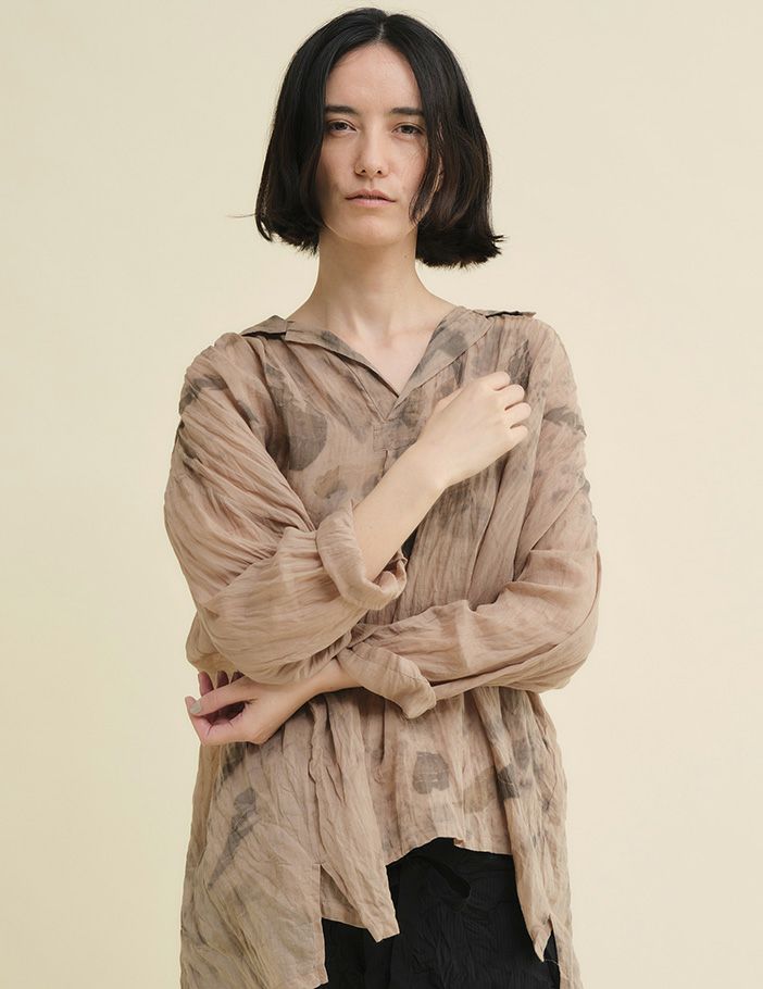 64 ベージュ：モデル 176cm