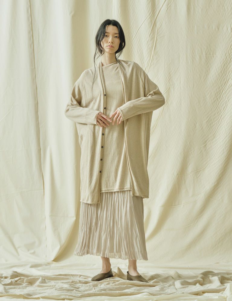64 ベージュ：モデル 174cm