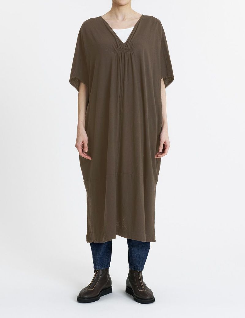 44 カーキ：モデル 169cm