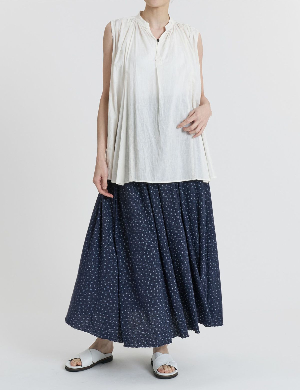 02 オフホワイト/36size：モデル169㎝