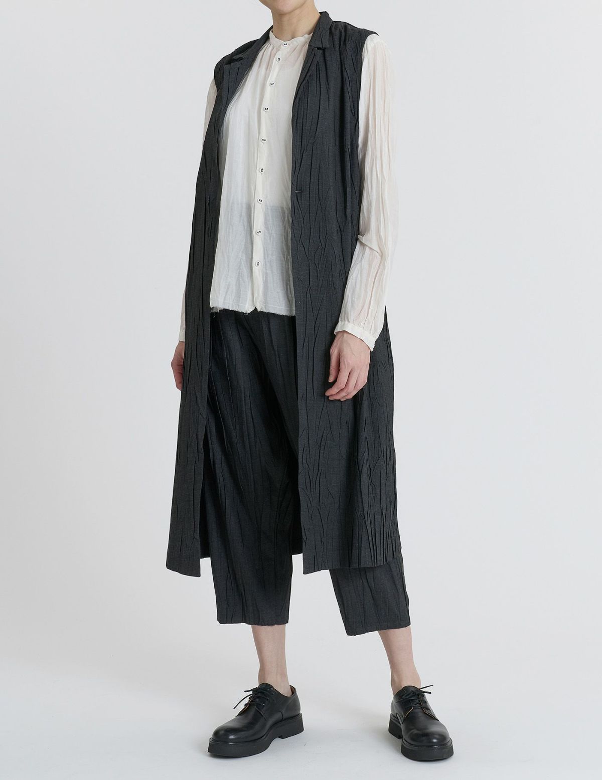 53 チャコール：モデル 169cm