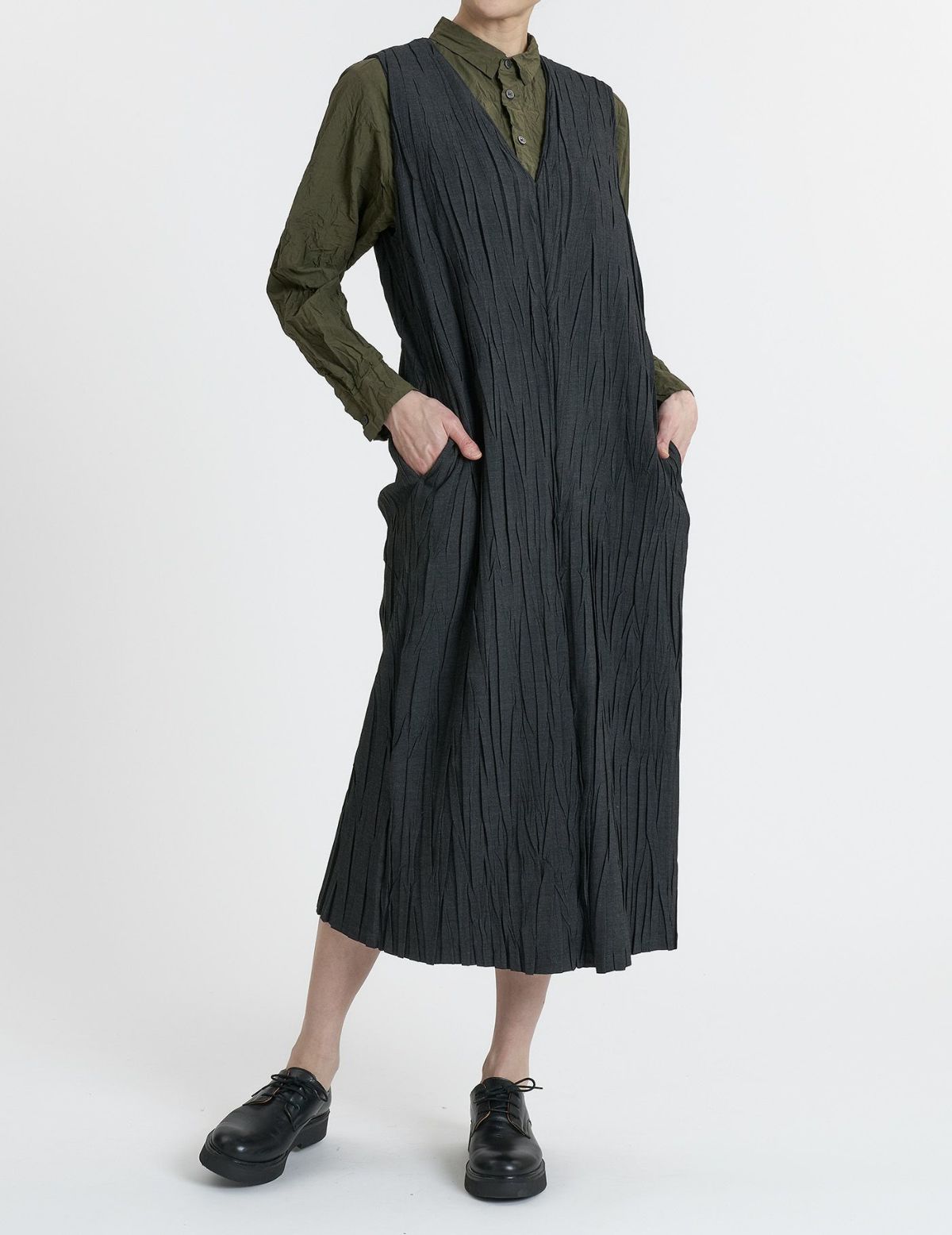 53 チャコール：モデル 169cm