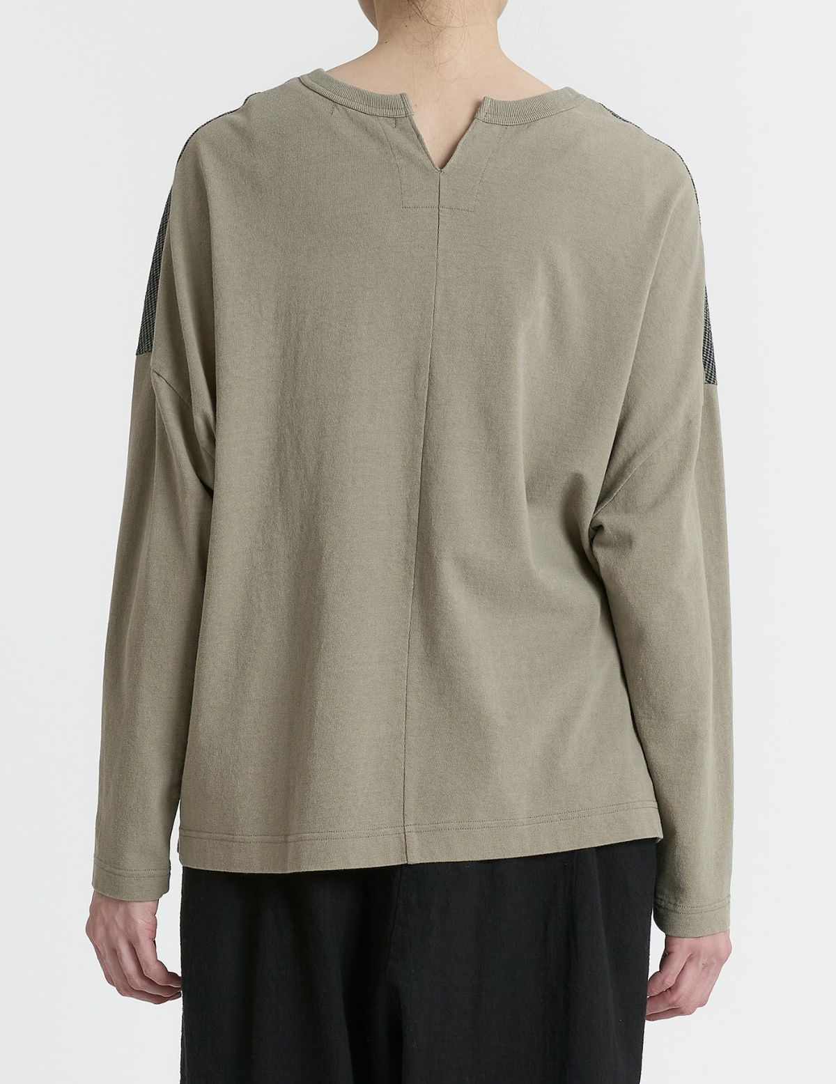 44 カーキ44 カーキ(後衿ぐりスリットは画像より2.5cm短くなります)