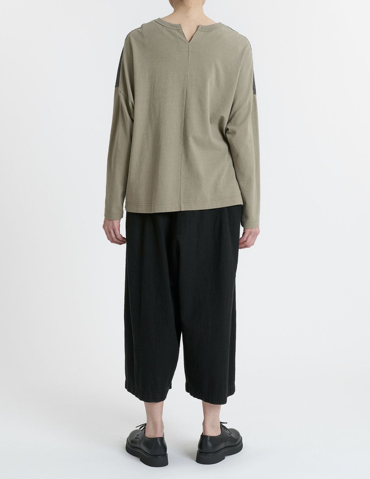 44 カーキ44 カーキ(後衿ぐりスリットは画像より2.5cm短くなります)