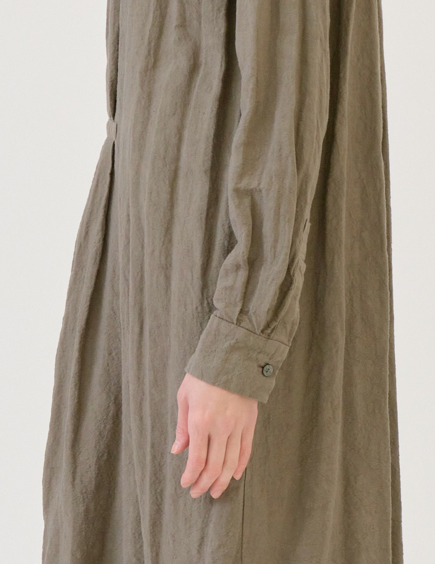 44 カーキ