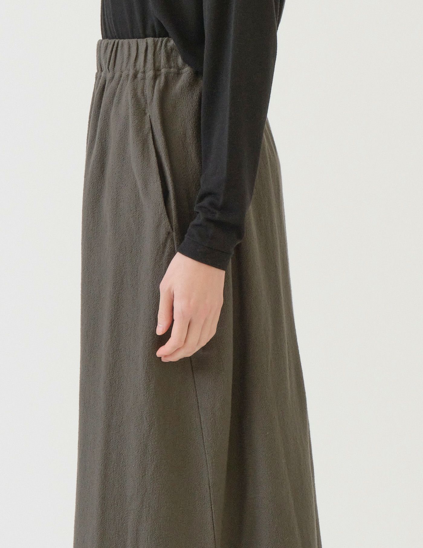 44 カーキ