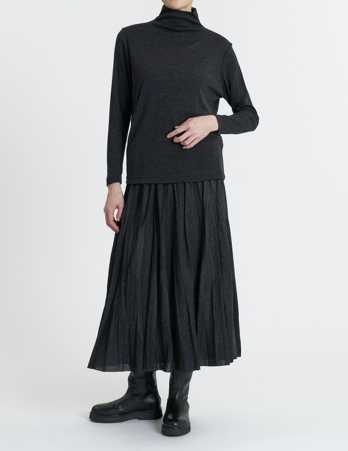 53 チャコール/36size：モデル169㎝