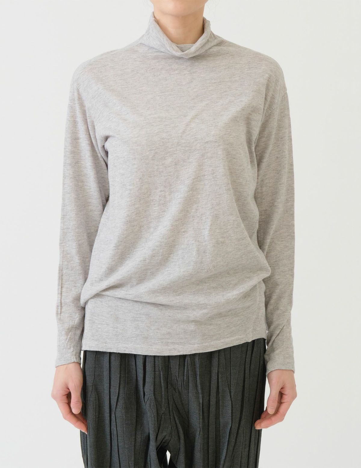 52 トップグレー/36(M)：モデル 169cm