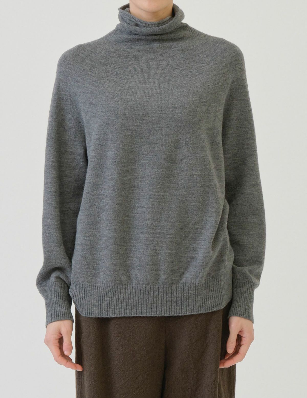 52 トップグレー/36(M)：モデル 169cm