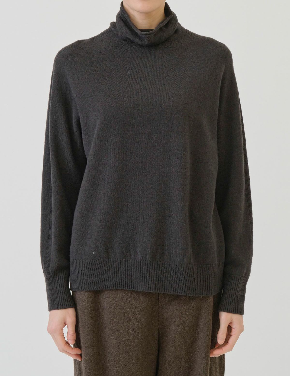 44 カーキブラック/36(M)：モデル 169cm