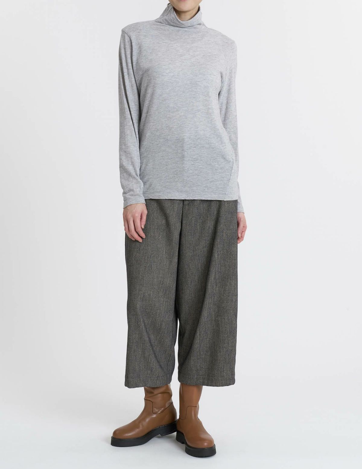 64 グレーベージュ