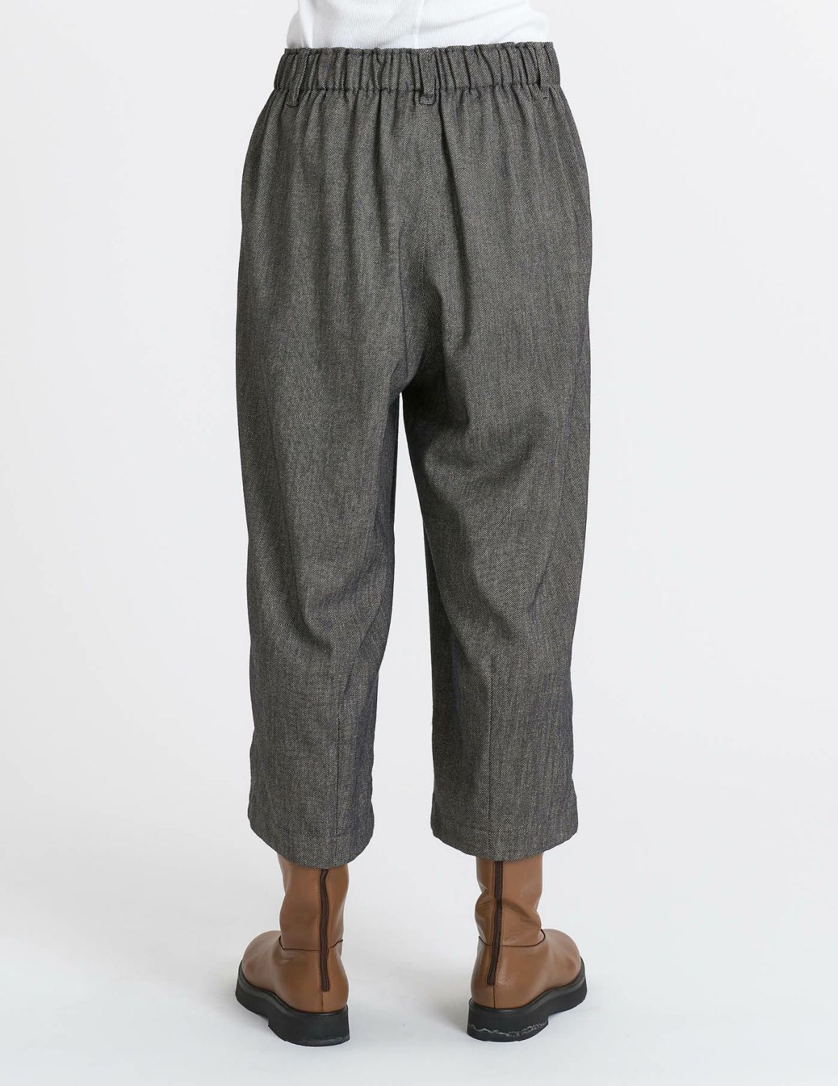 64 グレーベージュ