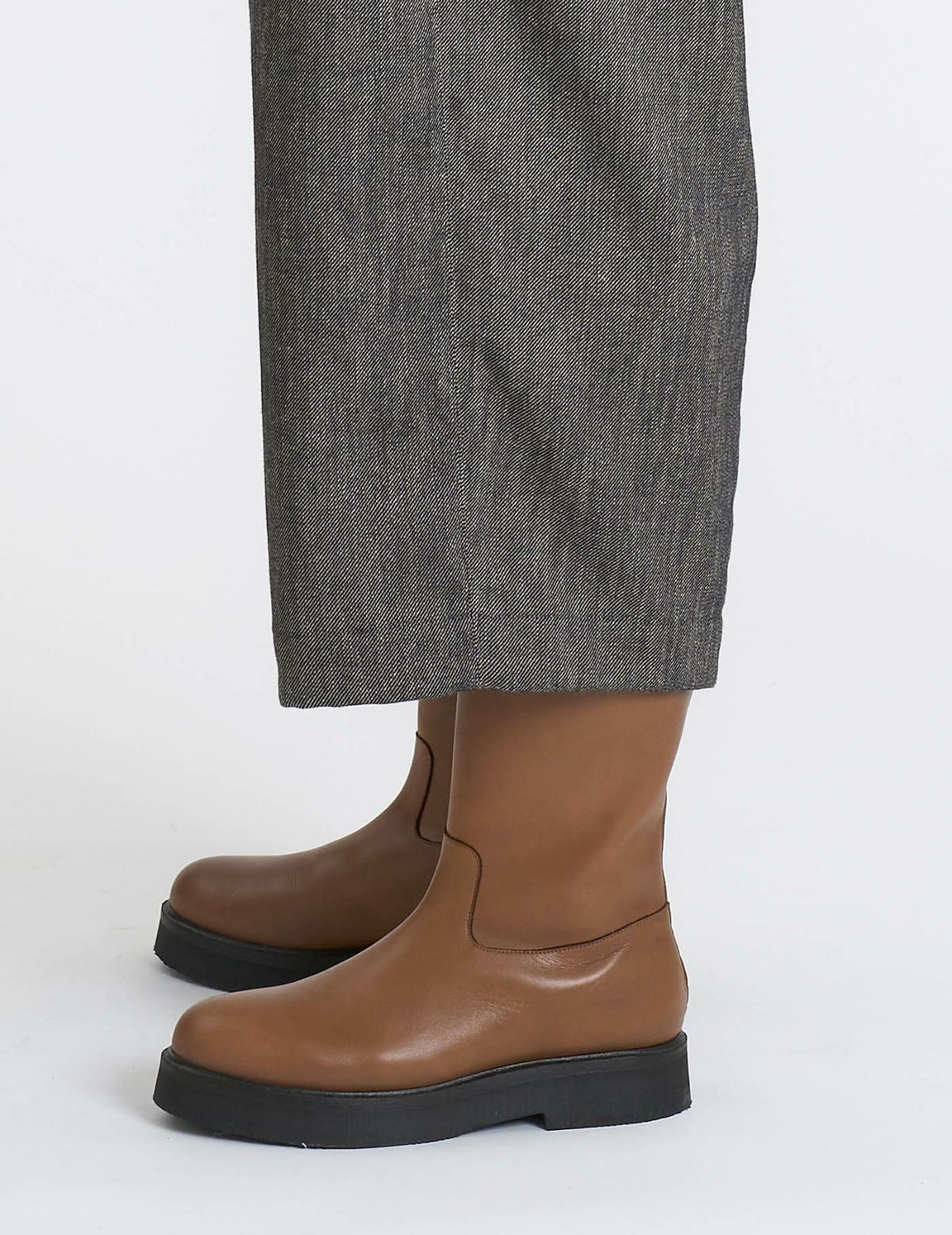 64 グレーベージュ