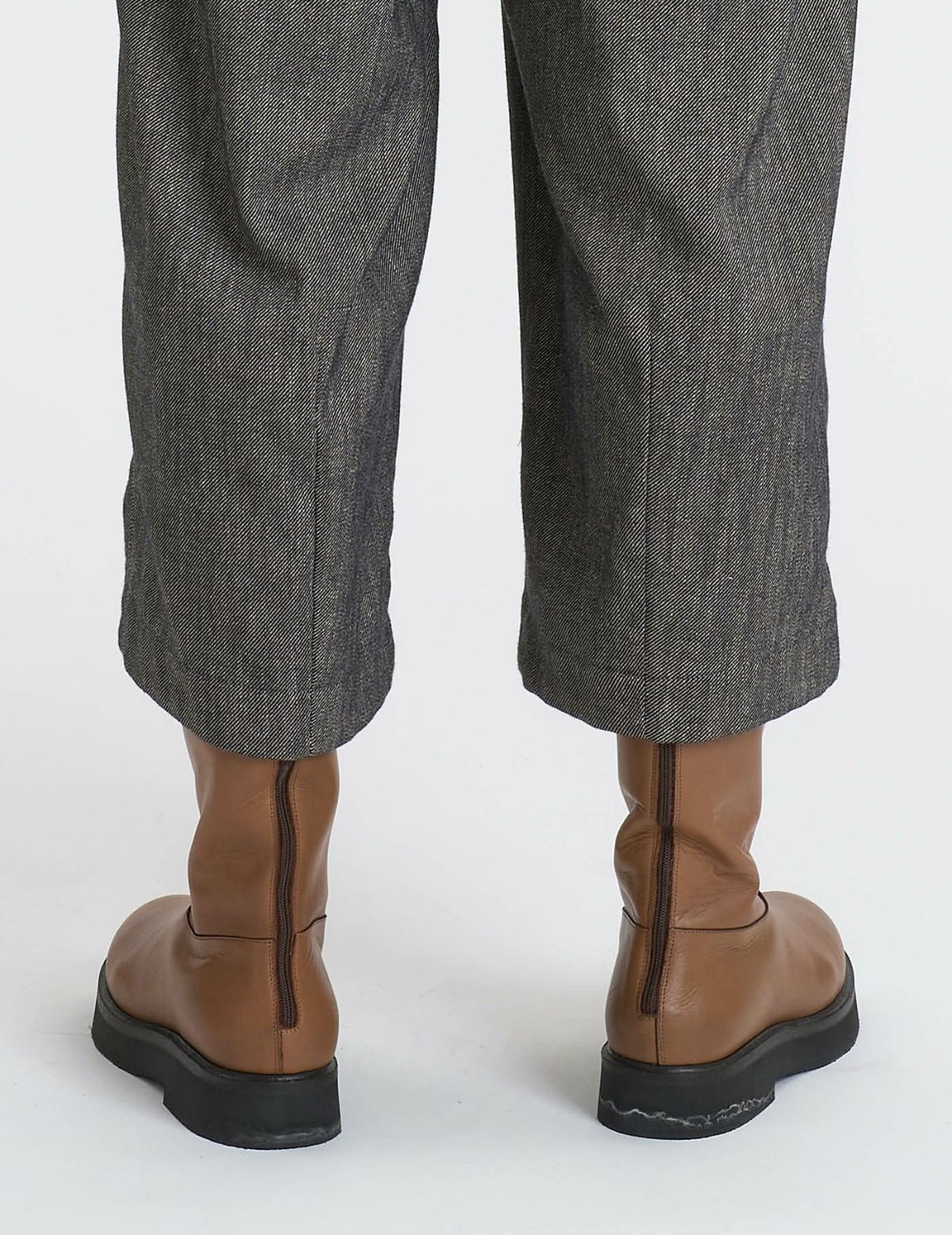 64 グレーベージュ