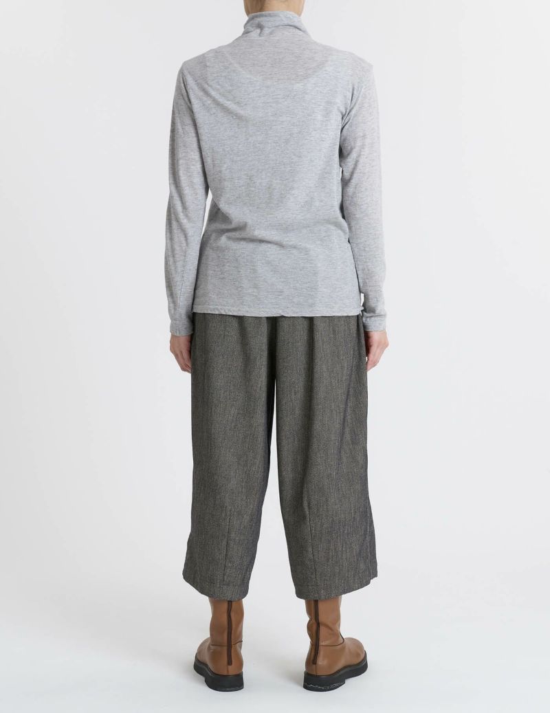 64 グレーベージュ