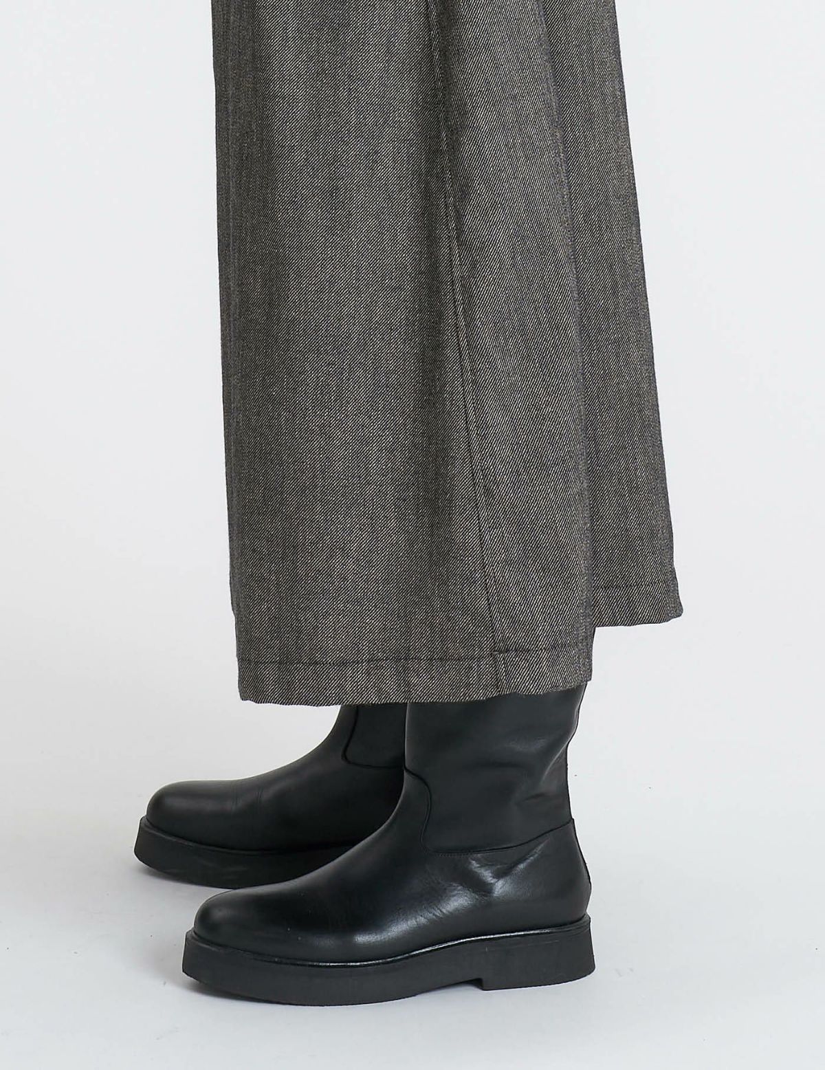 64 グレーベージュ