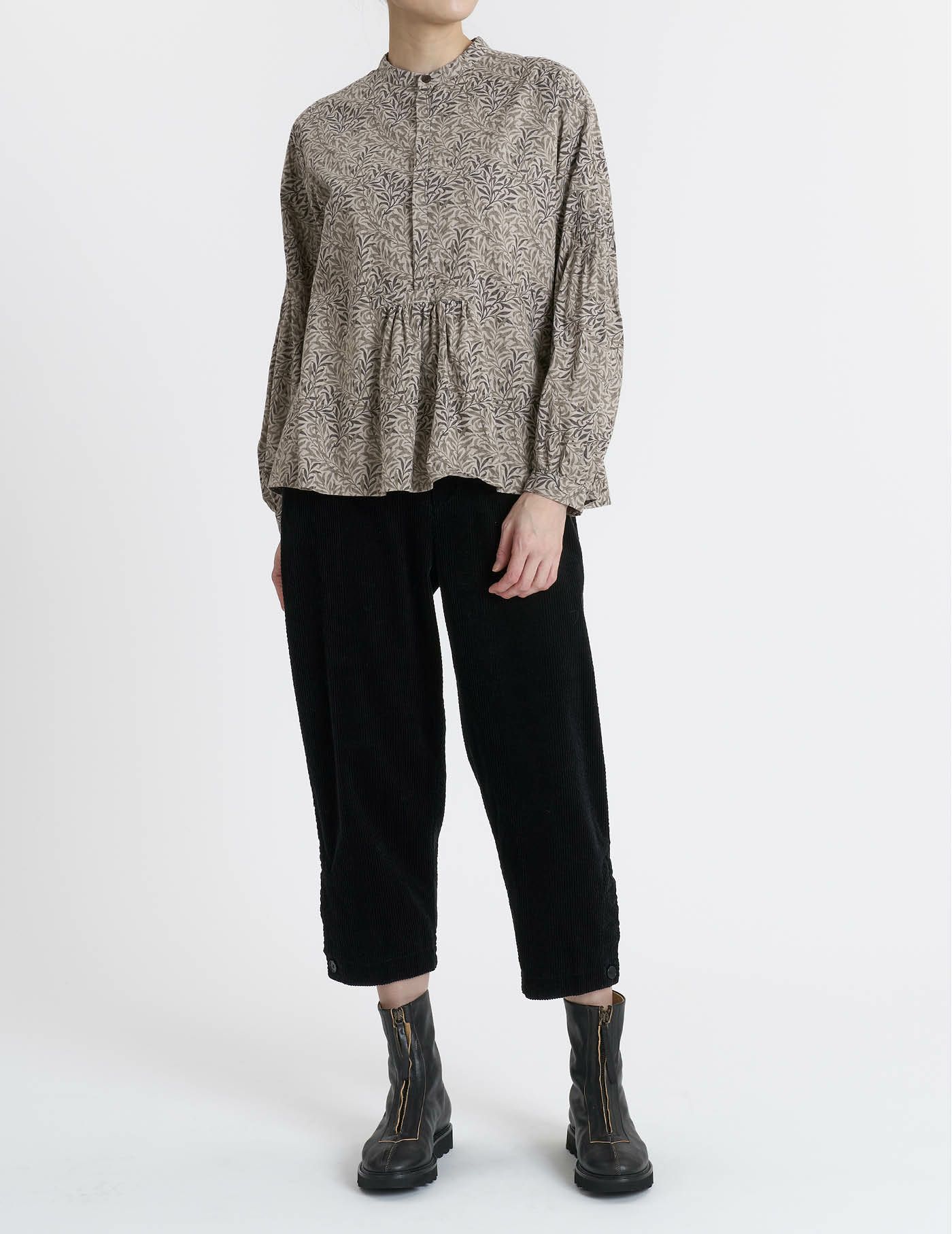 67 グレージュ