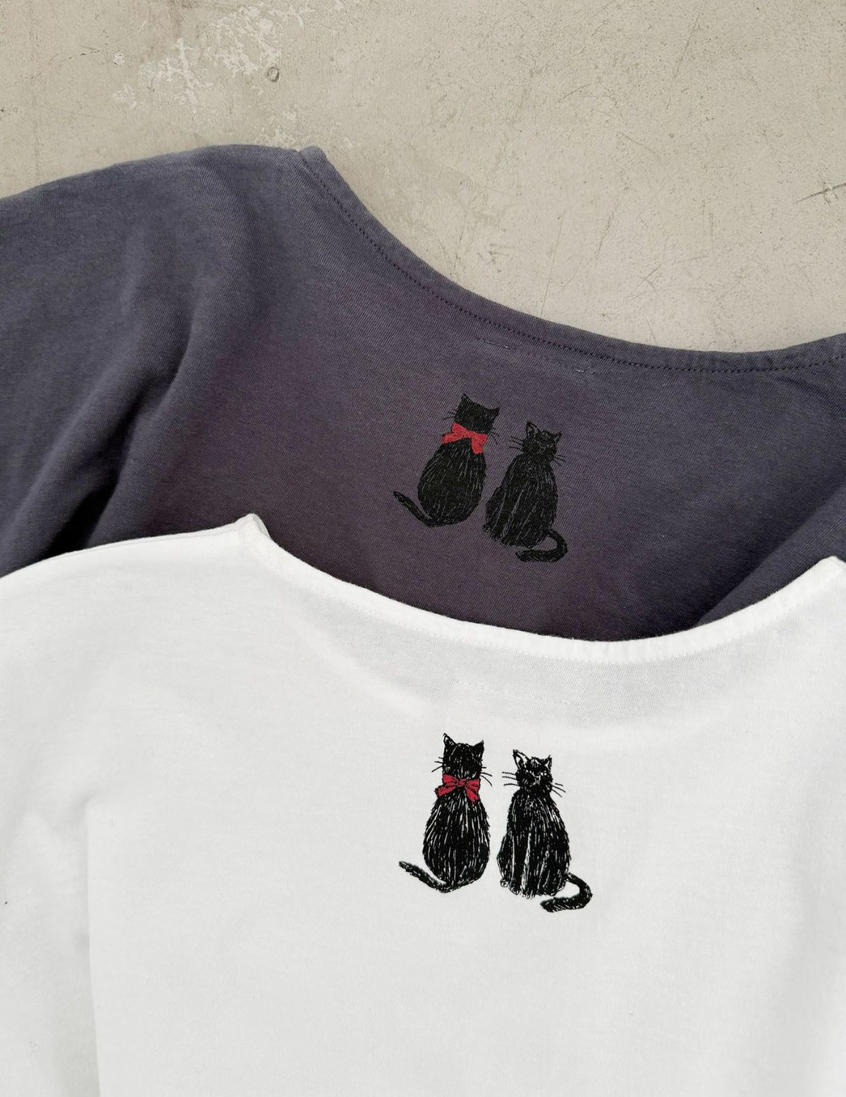 上:チャコール/下:ホワイト